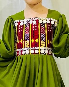 Ensemble de robe vintage Gulbahar en mousseline brodée de style tribal Balochi, manches longues, plusieurs couleurs, style pakistanais, travail artisanal avec des miroirs - Product Image 6
