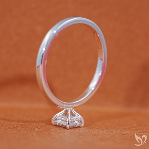 แหวนเพชรทรงปรินเซสคัท 0.50 กะรัต เพชรเลี้ยงในห้องปฏิบัติการ ทอง 10K รับรองโดย IGI แหวนเพชรเม็ดเดี่ยวแบบซ่อนรัศมี สำหรับผู้หญิง - Product Image 2