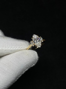 แหวนมอสซาไนต์ทรงคุชชั่นแบบ Cathedral: ดีไซน์วงแหวนล้อมเพชรแบบซ่อนสำหรับงานหมั้นและงานแต่งงาน - Product Image 5