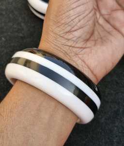 Ensemble de bracelets en résine faits à la main, forme ronde, rayures noires et blanches, finition brillante, technique de moulage, bijoux tendance - Product Image 3