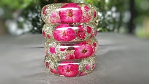 Bracelet en résine à motif floral imprimé, fleur rose unique, résine transparente, couleur personnalisable - Product Image 3
