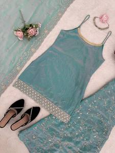 Kurti et palazzo brodés, style mariage et fêtes, avec dupatta fantaisie et décorations. - Product Image 5