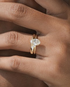 Anillo de Compromiso con Diamante de Corte Oval en Oro Amarillo con Piedras Laterales Marquise y Redondas, Anillo de Novia de Lujo, Regalo de Boda - Product Image 2