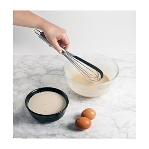 Frusta in acciaio inox con raschietto, utensile da cucina per impastare e cucinare - Product Image 1