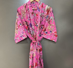 ชุดคลุมผ้าฝ้ายลายวาฟเฟิลสำหรับผู้หญิง ลายดอกไม้คลาสสิก แขนยาว เนื้อผ้านุ่ม ความยาวระดับเข่า พิมพ์ลายด้วยมือ งานฝีมือจากชาวเจัยปุร์ เหมาะสำหรับใส่พักผ่อน - Product Image 6