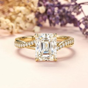 Anillo de Compromiso Clásico con Moissanita Corte Esmeralda en Plata de Ley 925 con Baño de Oro de 18K para Mujer - Product Image 1