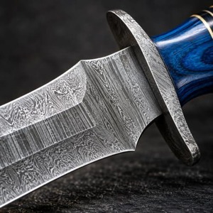 Cuchillo de caza Bowie de acero de Damasco hecho a mano con punta de gota y filo recto, personalizable ODM, mango de Pakkawood azul DIY, funda de cuero - Product Image 3