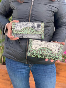 Nuevo estilo de mujer piel de vaca tallado cuero embrague diseño hecho a mano teléfono llevar monederos gran oferta estampado en relieve carteras de moda - Product Image 4