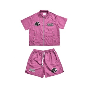 Ensemble deux pièces personnalisé pour homme 2026 – Survêtement en satin uni avec impression sérigraphiée, chemise à manches courtes zippée et short cargo - Product Image 3