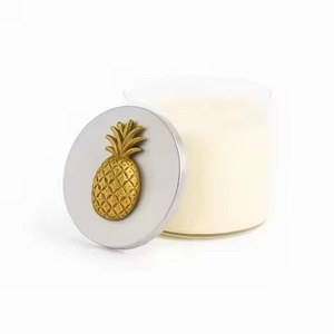 Frasco de vidrio transparente con tapa dorada Foliage Touch, recipiente para velas de cera de soja perfumada, con tapa con diseño de rama de hoja oscura. - Product Image 4