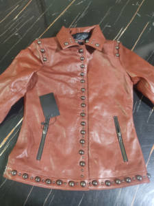 Nuevas Chaquetas de Mujer Estilo Universitario de Cuero de Oveja Genuino Premium Personalizadas, de Alta Calidad, Transpirables, Resistentes al Viento y Calefactables - Product Image 5