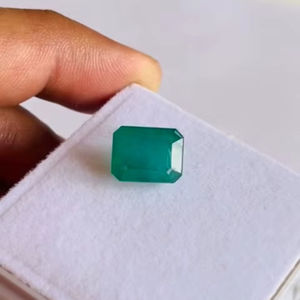 มรกตทรงเหลี่ยมธรรมชาติ 6.97 กะรัต คุณภาพดี สีเขียวสวยงาม ขัดเงาอย่างดี เหมาะสำหรับทำเครื่องประดับทุกชนิด - Product Image 3