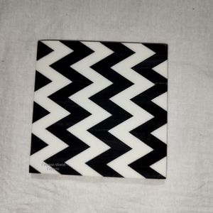 Posavasos de resina de primera calidad para bebidas cortados con láser, protección de mesa estética duradera con elegantes recortes estampados en zigzag - Product Image 1
