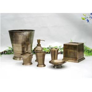 Un ensemble d'accessoires de salle de bain aux tons chauds et soigneusement conçu crée une atmosphère luxueuse inspirée des hôtels à la maison. - Product Image 3