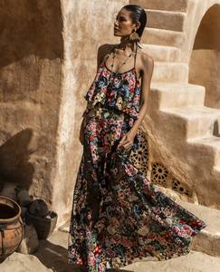 Lujo y encanto combinados. Confeccionado con delicado encaje bordado a mano, con intrincados apliques florales y un audaz cuello pronunciado. - Product Image 3