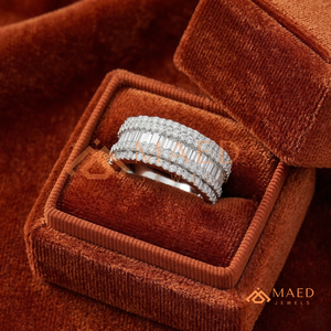 แหวนเพชรสามแถวเงินแท้ 18K สุดหรู |   แหวนเพชรทรงบาแกตต์แนวตั้งและทรงกลมเจียระไนแบบบริลเลียนท์ เพชรเพาะเลี้ยงในห้องปฏิบัติการ | - Product Image 3