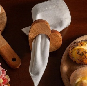 Ensemble d'anneaux de serviette en bois écologiques en forme de cœur, design creux en bois naturel, accessoire de table durable pour mariage, dîner, coffret cadeau - Product Image 5