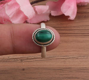 แหวนเงินแท้ประดับมาลาไคต์ธรรมชาติ หินสีเขียว ดีไซน์คลาสสิก เหมาะสำหรับงานแต่งงานและงานเลี้ยง สำหรับผู้หญิง เครื่องประดับคุณภาพดี ขายส่ง - Product Image 4