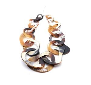 Collar de cuerno estilo bohemio con patrones naturales, ideal para accesorios de moda y expresión de estilo creativo - Product Image 1