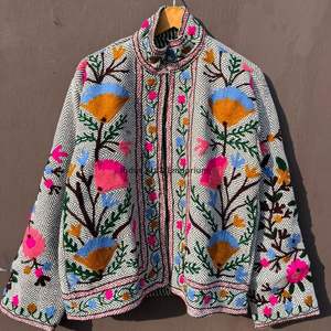 Chaqueta de algodón Suzani hecha a mano en India, chaqueta corta bordada a mano, abrigo unisex, chaqueta corta Suzani hecha a mano - Product Image 3