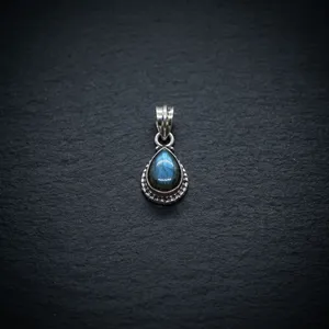 Colgante de Labradorita de Plata de Ley 925 con Diseño de Gota de Fuego Luminosa para la Tranquilidad, Joyería Unisex de Diseño Minimalista - Product Image 6