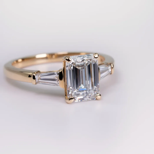 Anillos de Moda Sencillos de Plata de Ley 925 con Baño de Oro Blanco, Engaste de Garra, Corte Esmeralda, Moissanita VVS de 3CT, Anillos de 3 Piedras para Mujer - Product Image 1