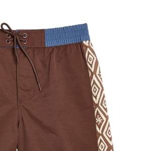 Shorts de bain marron pour hommes, séchage rapide, motif tribal, panneau latéral, logo personnalisé, vêtements de plage professionnels - Product Image 3