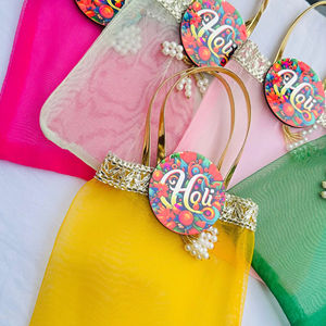 Exquisitos Cestas de Regalo Hechas a Mano para Holi con Vibrantes Bolsas Net Potli y Detalles Decorativos Festivos - Product Image 1
