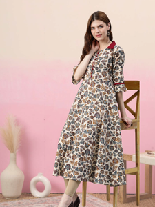 ชุดคุร์ตาอานาร์กาลีผ้าฝ้ายสีแดงเลือดหมูพิมพ์ลายดอกไม้สำหรับผู้หญิง คอปก แขนสามส่วน ออกแบบมาเพื่อการสวมใส่ลำลองสไตล์ชาติพันธุ์ทั่วโลก - Product Image 2