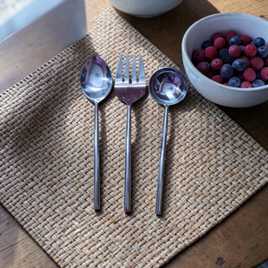 ชุดช้อนส้อมโลหะเคลือบเงา ด้ามยาว ดีไซน์มินิมอล อุปกรณ์สำหรับเดินทาง - Product Image 3