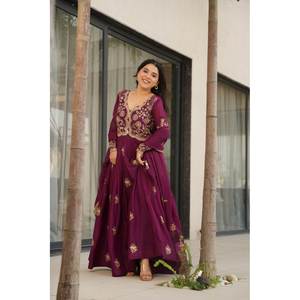 Precioso Vestido de Noche con Lentejuelas y Bordado Zari, Impresionante Diseño con Lentejuelas - Product Image 4