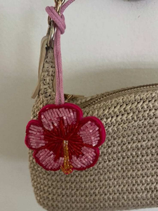 Porte-clés brodé artisanal personnalisé en perles (banane/cerise/fraise/soleil/hibou/vin) pour sacs, breloque fabriquée à la main en Inde - Product Image 2