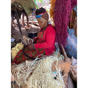 Panier de rangement tissé en raphia tonal Solution de rangement décorative pour la maison - Product Image 2