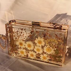 Bolso de mano con resina y flores prensadas Golden Daisy Bloom de Universal Overseas - Product Image 1