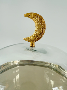 Soporte de lujo para tartas con cúpula de cristal, mango de metal con forma de luna creciente dorada y pedestal para exhibir postres. - Product Image 2