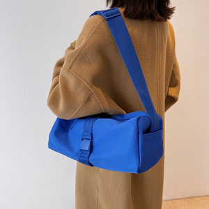 Bolsa Deportiva Unisex Azul de Nailon con Correa Ajustable, Bolsa de Gimnasio Informal de 20-30L de Capacidad, Diseño Duradero de Color Sólido - Product Image 4