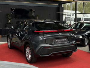 Toyota C-HR Hybride FWD Édition Business Phares LED Avertisseur de sortie de voie Moniteur d'angle mort Système de pré-collision SUV d'occasion - Product Image 6