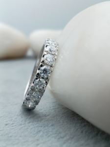 Bague de fiançailles de haute qualité en moissanite, diamant rond, bande plaquée durable, bijoux élégants disponibles à un prix compétitif - Product Image 5