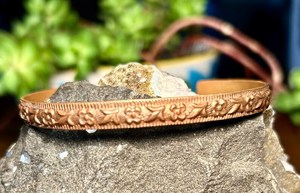กำไลข้อมือทองแดงวินเทจแบบเปิด ดีไซน์ลายดอกไม้ย้อนยุค - Product Image 5