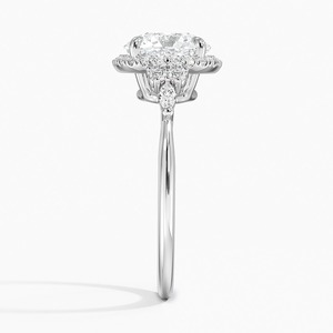 Bague de fiançailles en diamant taille brillant rond en or blanc 18 carats avec sertissage à griffes et pierres latérales, style classique pour femme - Product Image 2