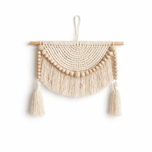 Elegante colgante de pared de macramé con detalles de cuentas de madera para decoración de pared de cocina, agrega un toque cálido y artesanal a espacios de cocina. - Product Image 2