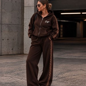 Conjunto de 2 piezas para mujer con logo personalizado 2026: Sudadera corta con cremallera completa y pantalones de chándal de pierna ancha con estampado de leopardo y rayas laterales, ideal para otoño. - Product Image 1