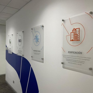 Panel Acrílico de Alta Calidad con Logotipo Impreso en UV Personalizado y Corte Láser de Precisión para Exhibición Promocional Impermeable - Product Image 4