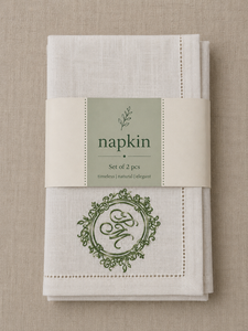 Serviette en lin de qualité supérieure avec broderie monogramme |   Serviette de table en lin blanc avec un élégant motif initial vert. Serviette de table de luxe - Product Image 5
