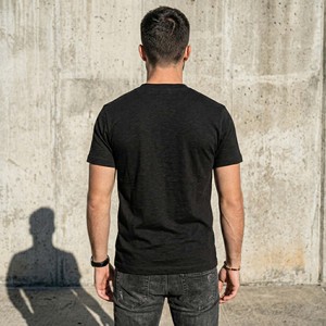 เสื้อยืดสตรีทแวร์สีดำล้วนคุณภาพสูงสำหรับผู้ชาย เนื้อผ้าหนา 100% คอตตอน ทรงหลวม สไตล์สตรีทแวร์พื้นฐาน - Product Image 5