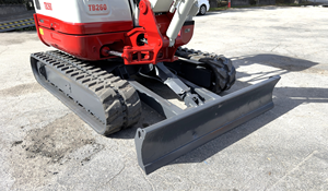 Mini-excavatrice compacte sur chenilles Takeuchi TB260 pour la construction, l'agriculture et l'aménagement paysager - Product Image 5