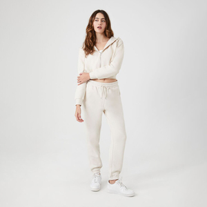 Vente en gros de sweats à capuche zippés pour femmes, personnalisables avec logo, de haute qualité, en polaire douce, coupe oversize, style lounge, avec cordon de serrage et coupe courte - Product Image 5