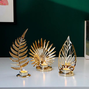 Trío de candelabros de palmera dorados con puntas de alambre en forma de tulipán. Decoración tropical de lujo disponible a precios de mayorista. - Product Image 4