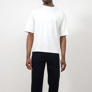 เสื้อยืดคอกลมแขนสั้นสไตล์เรียบง่ายสำหรับฤดูร้อน ผ้าฝ้าย 100% ทรงหลวม ระบายอากาศได้ดี ผ้าถักเนื้อนุ่ม 180 กรัม สำหรับผู้ชาย  รับสั่งทำได้ - Product Image 1