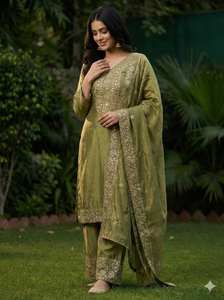 ชุดสูทผ้าไหมปาลาซโซคอลเลคชั่นใหม่จากดีไซเนอร์ พร้อมงานปักเลื่อมหนักทั้งเสื้อและกางเกง พร้อมผ้าคลุมไหล่ - Product Image 2